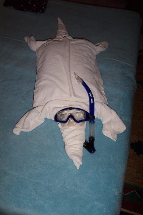 Bettschmuck durch Zimmerboy Lotus Bay Beach Resort