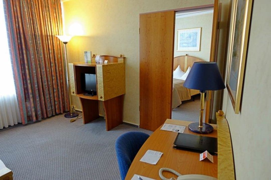 Arbeits/Wohnzimmer mit kleinem Arbeitstisch Lindner Hotel Cottbus