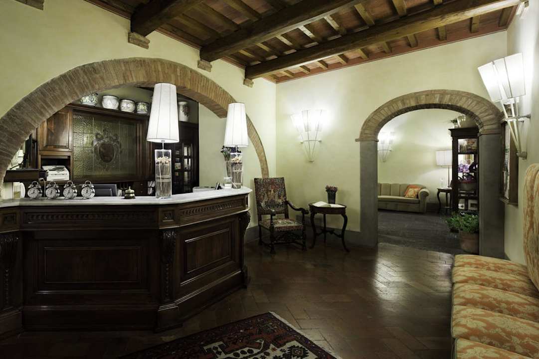Reception UNAHOTELS Palazzo Mannaioni Toscana