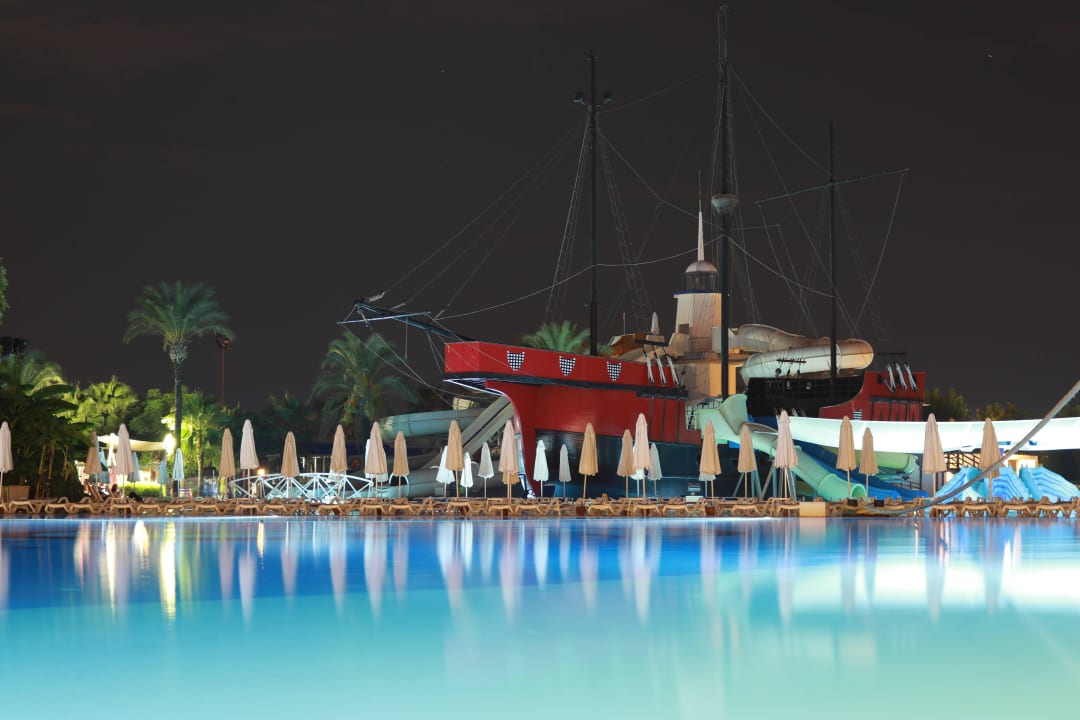 Pool mit Spielschiff Titanic Deluxe Lara