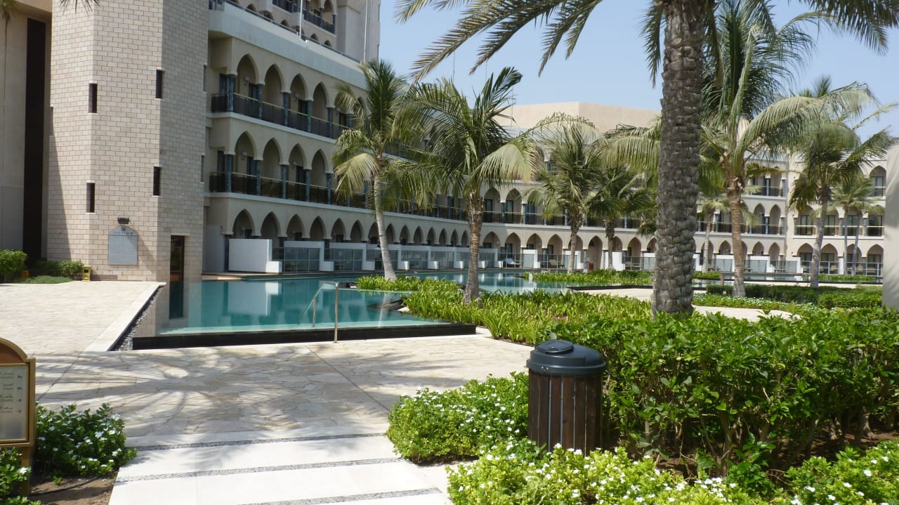 Lädt zum schwimmen ein Al Bustan Palace - A Ritz-Carlton Hotel