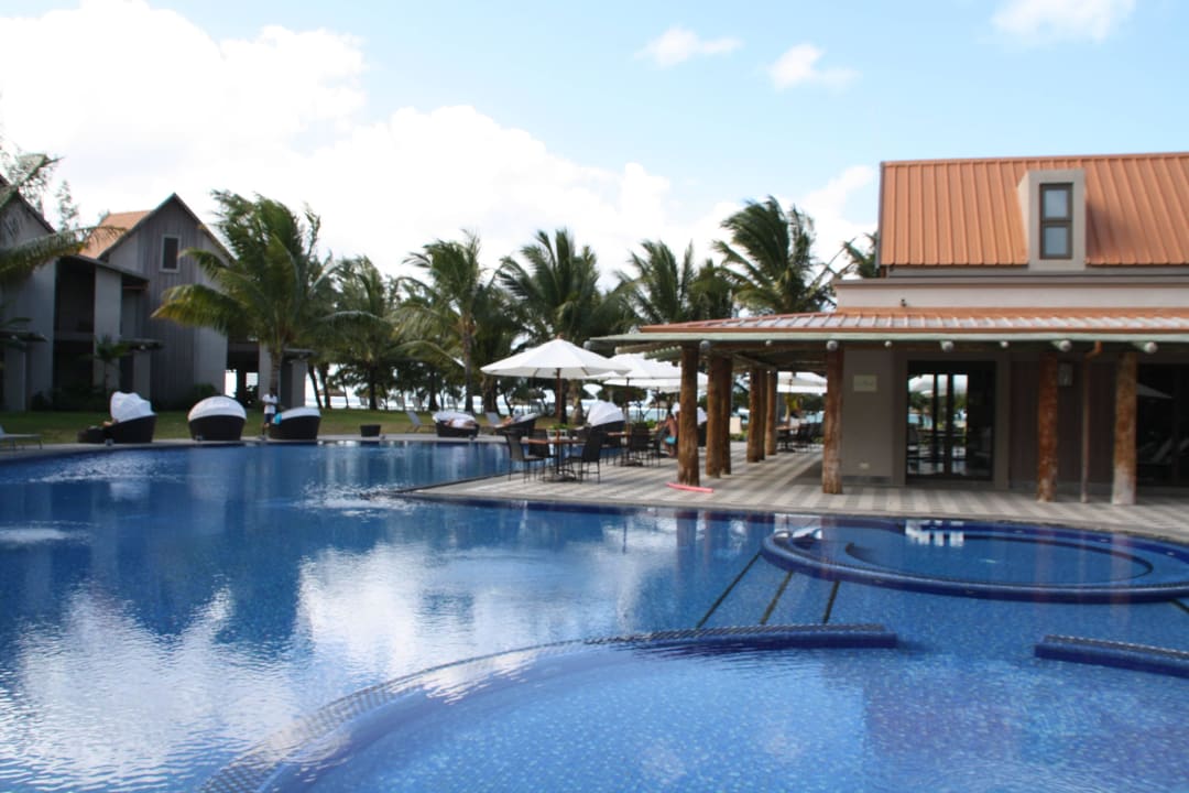Grosser Pool Crystals Beach Resort Belle Mare, a member of Radisson Individuals