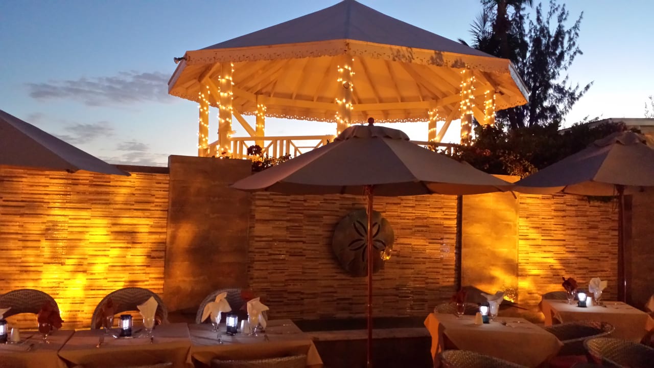 Gastro Sea Breeze Beach House - All Inclusive