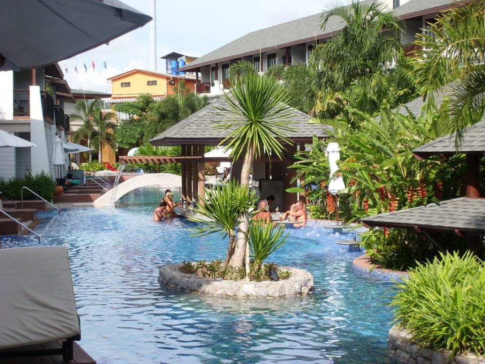 Pool vorm Zimmer mit direktem Zugang vom Zimmer La Flora Khao Lak
