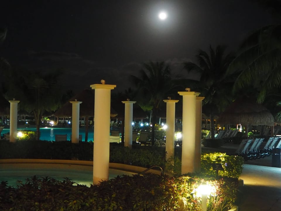 Ogród nocą Grand Palladium Kantenah Resort & Spa