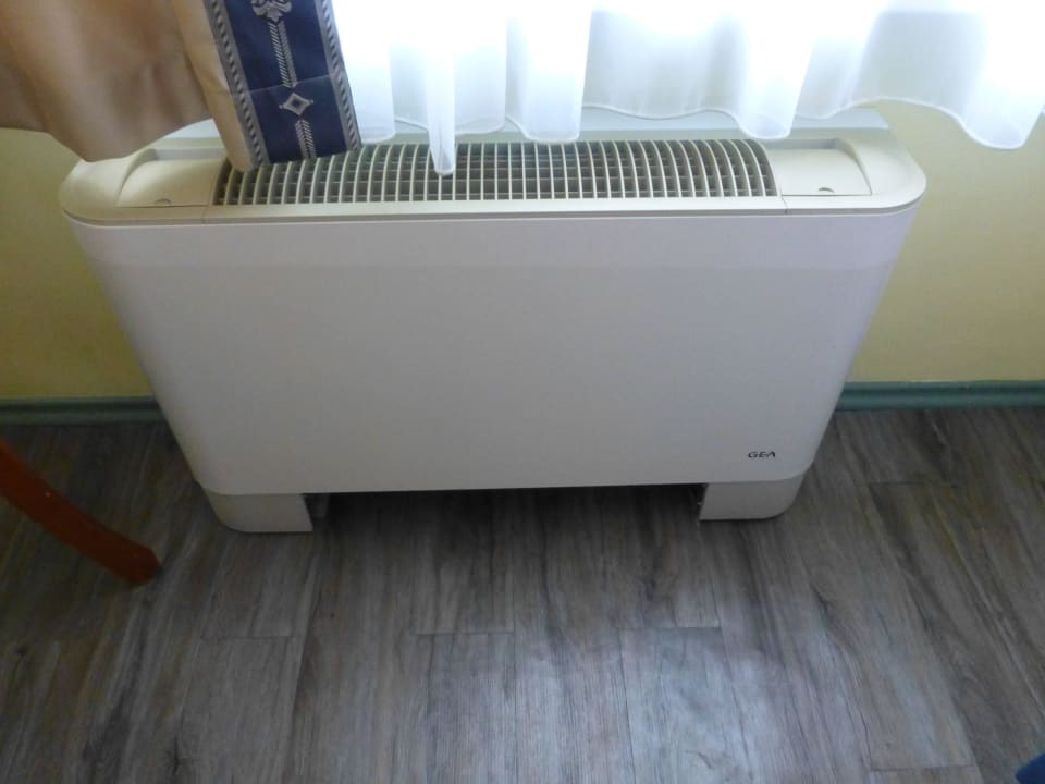 Das Laminat war nass und "verbeult" Hotel Astoria