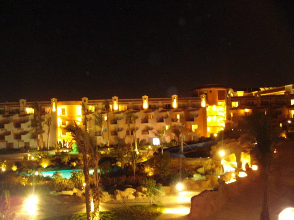 Večerní pohled Pyramisa Beach Resort Sahl Hasheesh