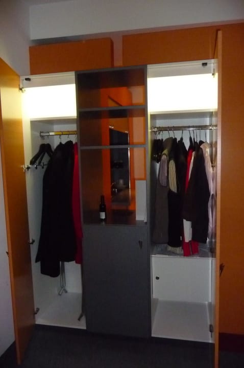 Beleuchteter Kleiderschrank Four Points Flex by Sheraton Ratingen Düsseldorf Airport