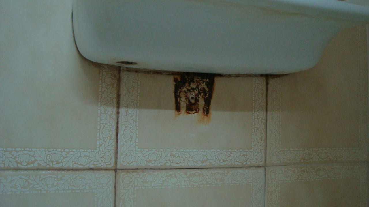Schimmel und Rost in Dusche La Santa Maria Hotel