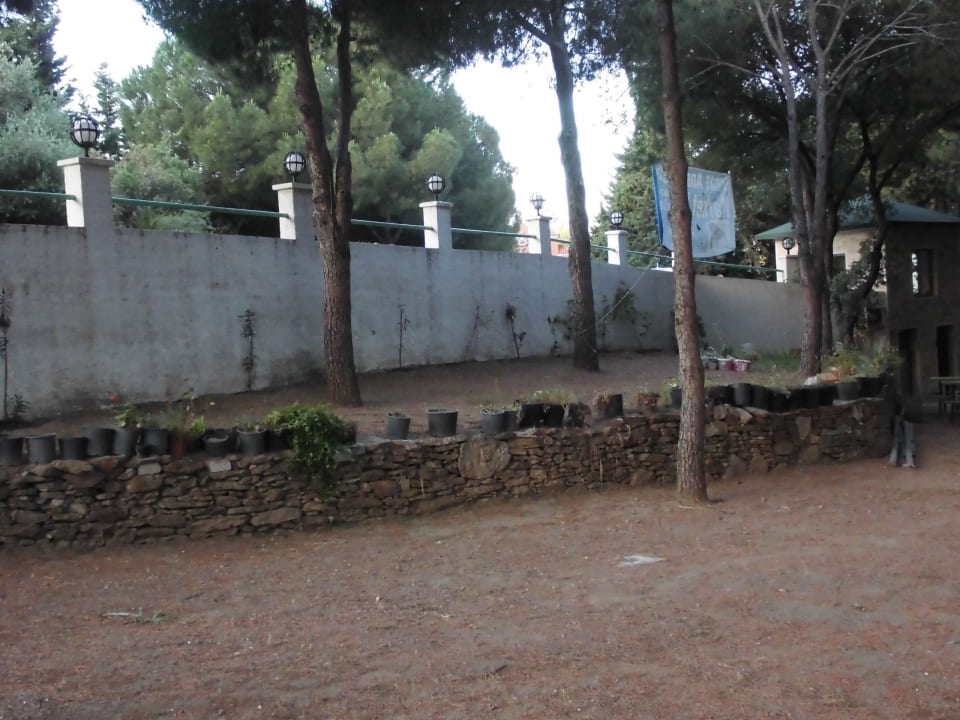 Ungepflegte Anlage beim Eingang Hotel Grand Efe