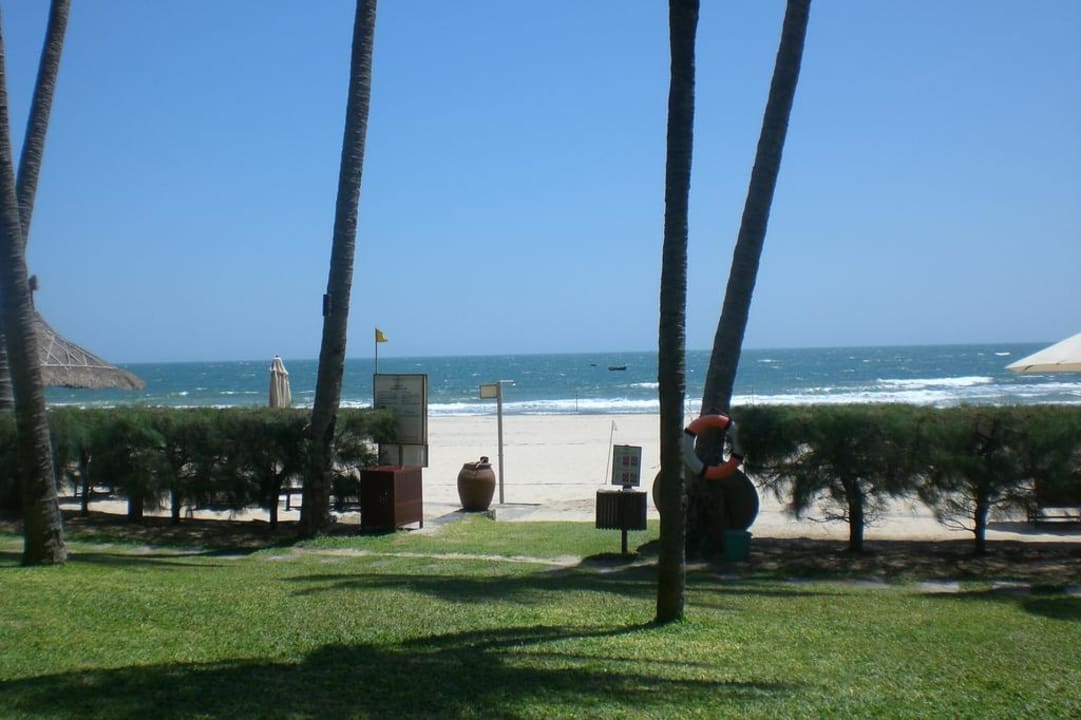 Blick von der Liegewiese in Richtung Strand AMARYLLIS Resort & Spa