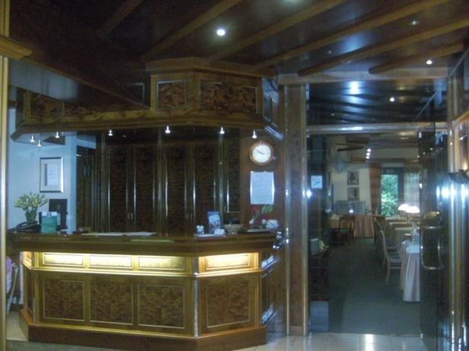Rezeption und Eingang zum Frühstücksraum Hotel Stadt Pasing garni