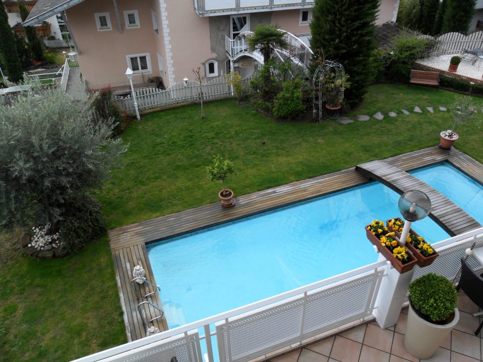 Pool noch zu kalt im April Hotel Alpenhof