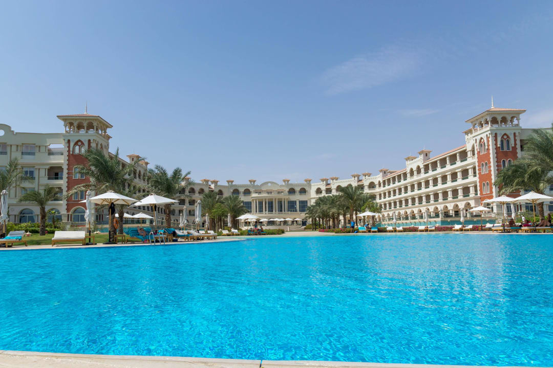 Blick vom Pool auf einen Teil des Hotels Baron Palace Sahl Hasheesh
