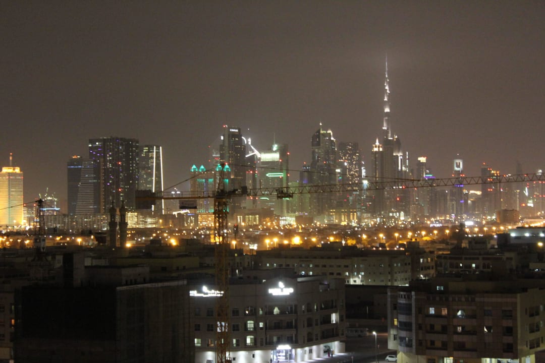 Abendlicher Blick von der Dachterrasse auf Skyline The Canvas Hotel Dubai MGallery By Sofitel