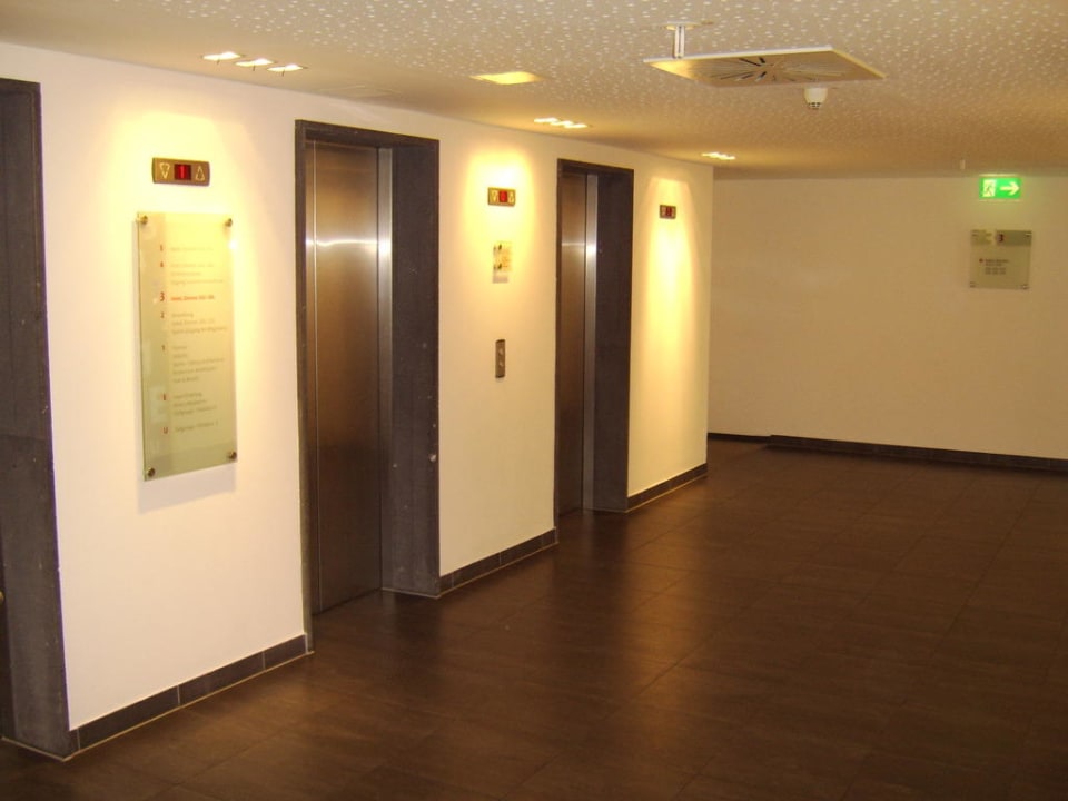 Zu den Aufzügen centrovital Hotel Berlin