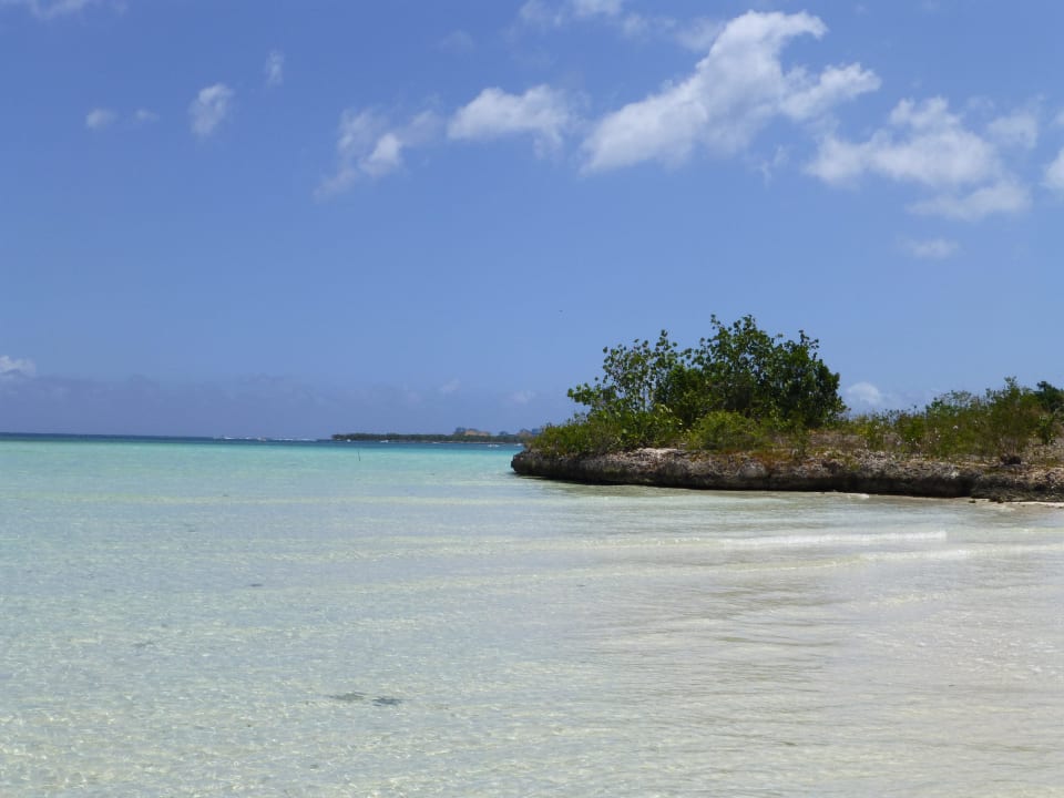 An der Flussmündung links des Hotelstrandes Hotel Playa Pesquero