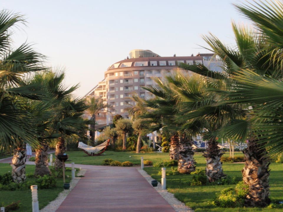 Weg zum Strand Saturn Palace Resort Hotel