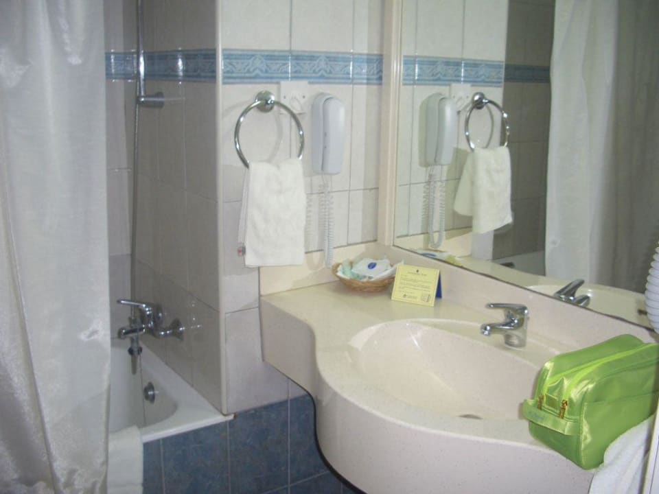 Badezimmer mit Badewanne Constantinos The Great Beach Hotel