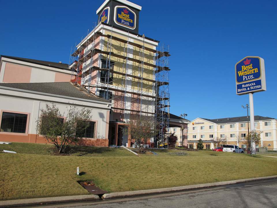 ... mit Baugerüst Best Western Plus Barsana Hotel & Suites