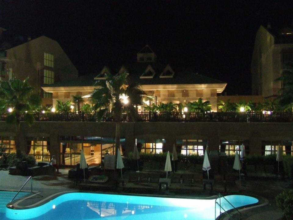 Blick auf die Terracebar am Abend Can Garden Resort