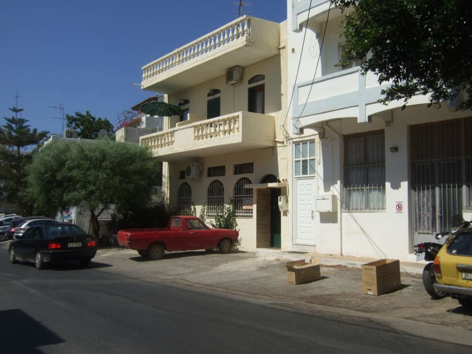 Blick auf das Ausweichgebäude an der Hauptstrasse Ariadne Apartments