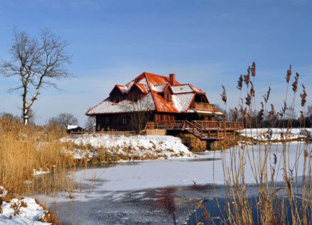 Dwór w zimowej aurze Dwór Stanica Rzeczna Łabędzie