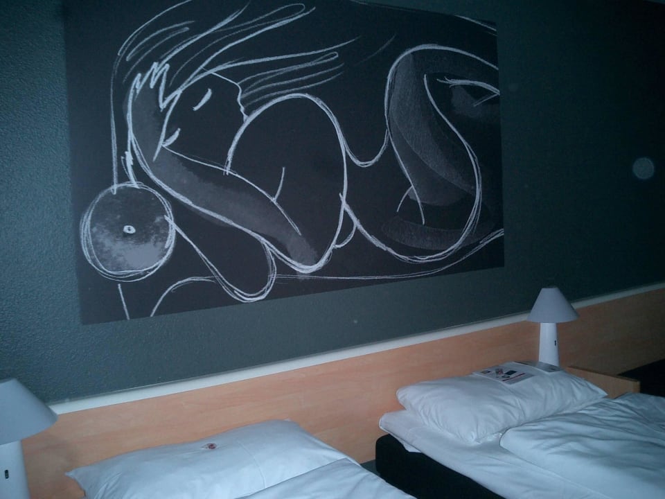 2-Bett (gewünscht) sehr eng an einer Wand Hotel Ibis Wien Mariahilf