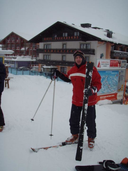 Skifahrer vor Hotel Gamsleiten Hotel Gamsleiten