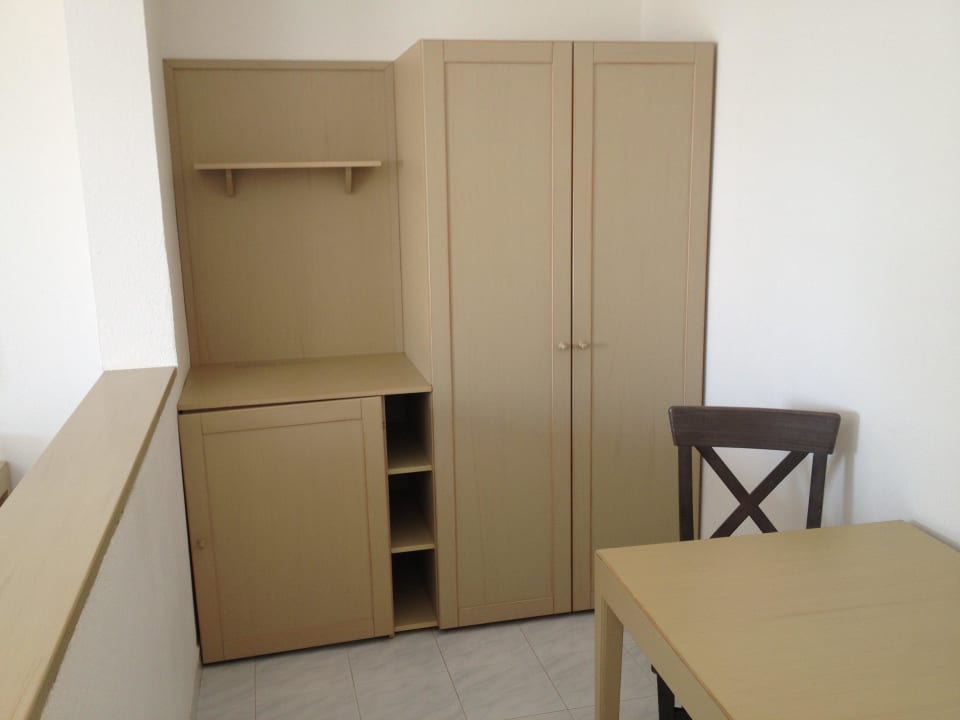 Schrank und Kühlschrank SBH Hotel Taro Beach