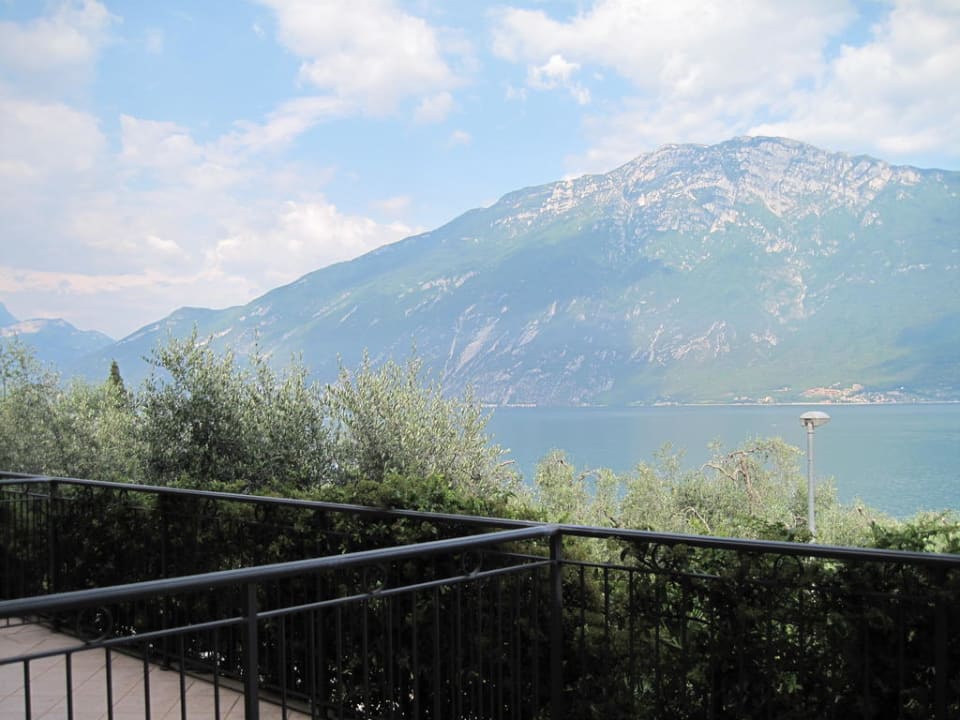Traumhafter Ausblick von der Terrasse über den Gardasee Hotel Mercedes