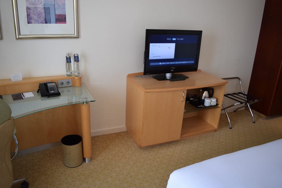 Blick vom Bett auf TV und Schreibtisch Dorint Hotel Bonn