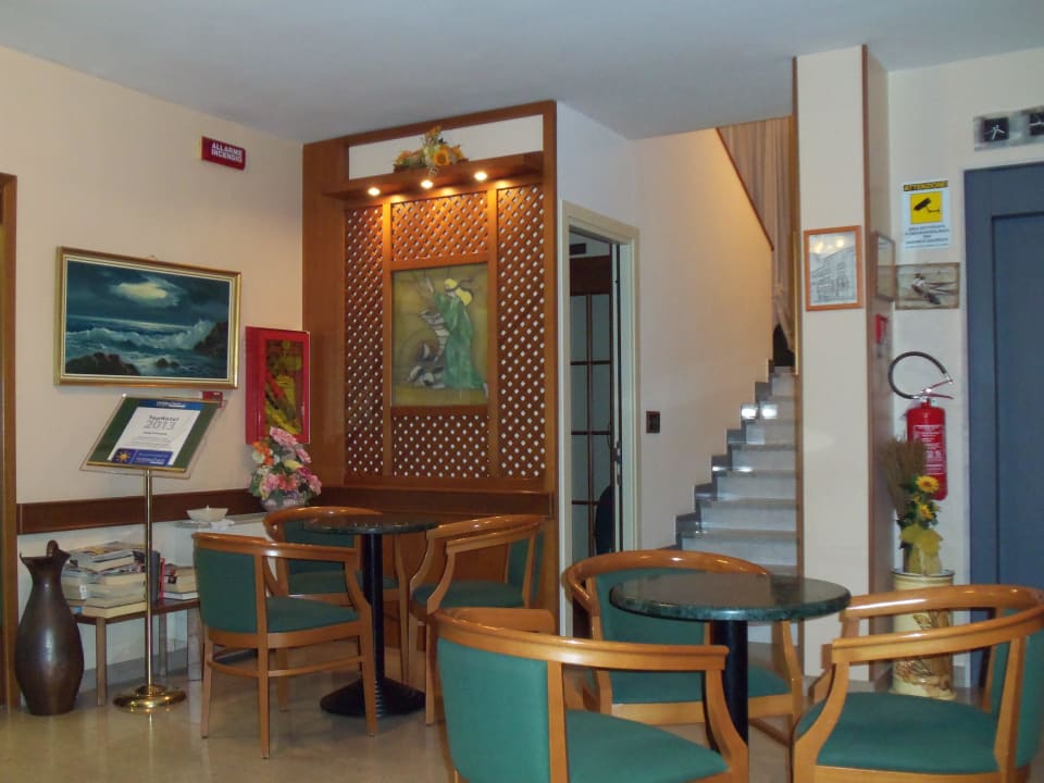 Vorraum mit Treppe und Aufzug Hotel Fortunella