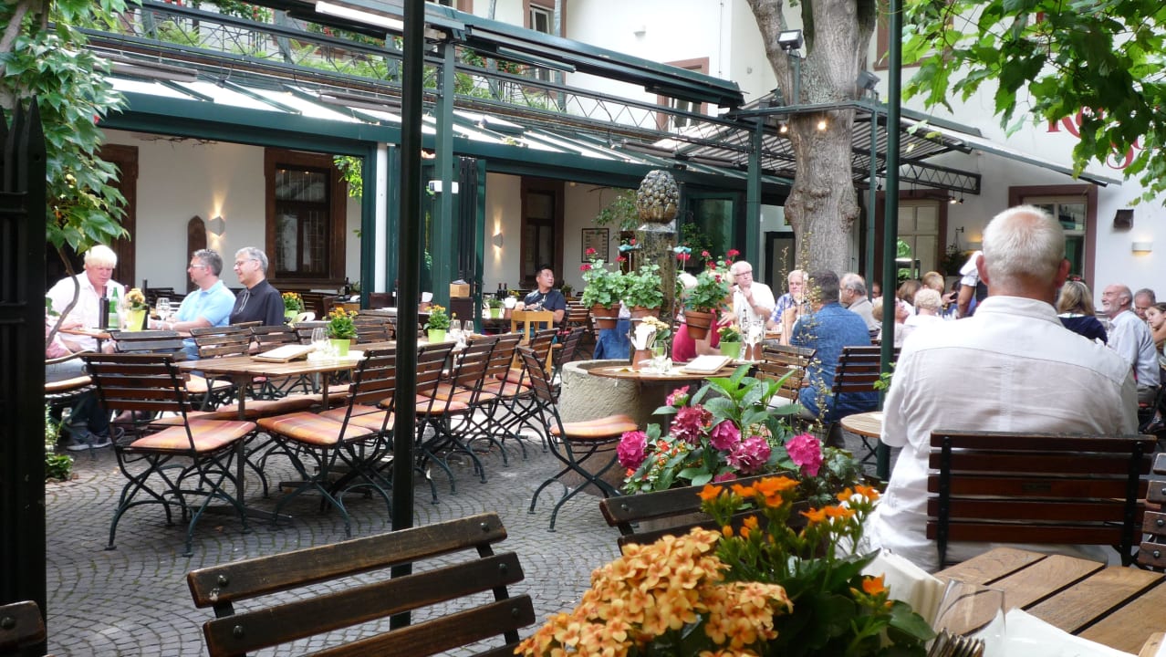 Gemütlicher Innenhof Breuers Rüdesheimer Schloss