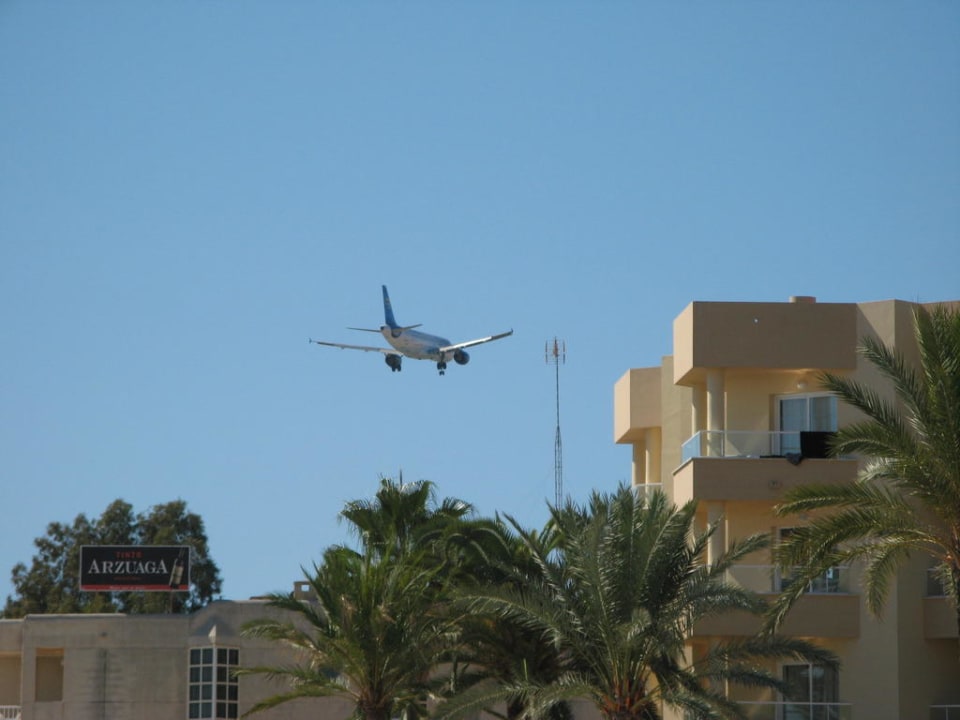 Landendes Flugzeug Hotel Garbi Ibiza & Spa