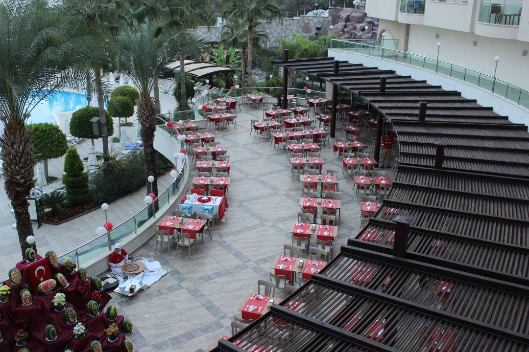 Anrichtung der Tische am Themenabend Saphir Resort & Spa