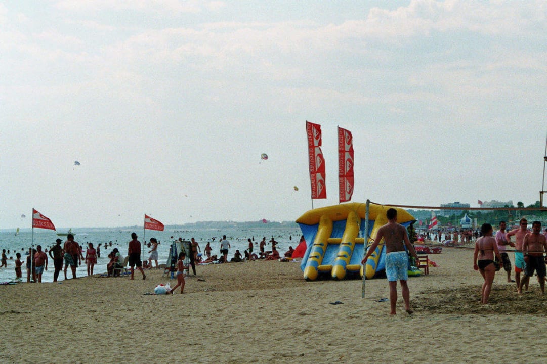Blick auf Sport-Fremdanbieter am Strand Hotel Helios
