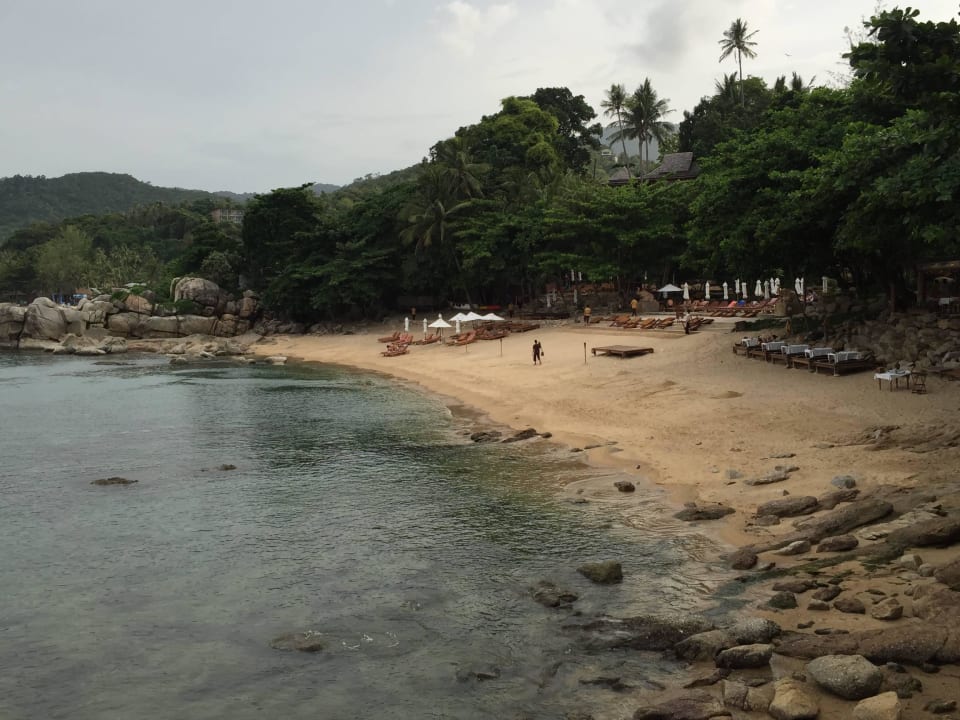 Steiniger Strand am Hotel Santhiya Koh Phangan Resort & Spa