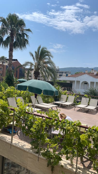 Außenansicht Ambassador Plaza Hotel