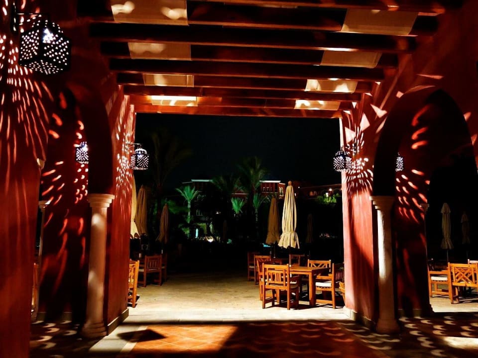 Licht und Schattenspiele vor Palmen und Pool The Grand Resort