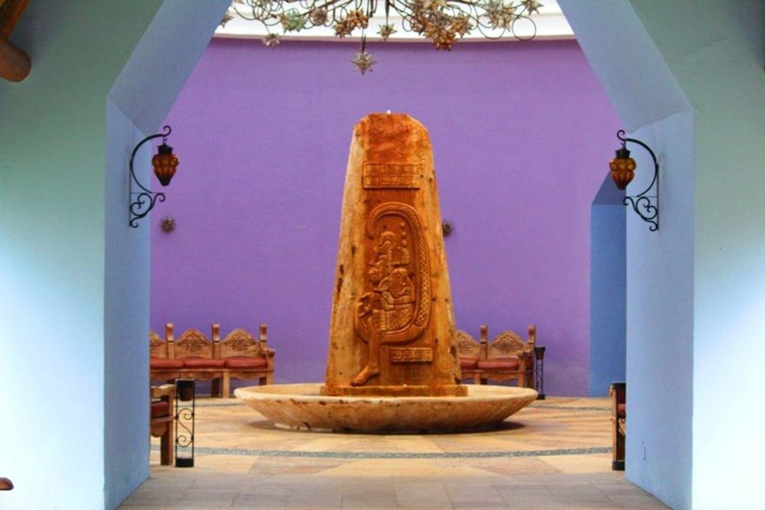 Skulpturen zum Zugangsweg Iberostar Selection Paraiso Maya Suites