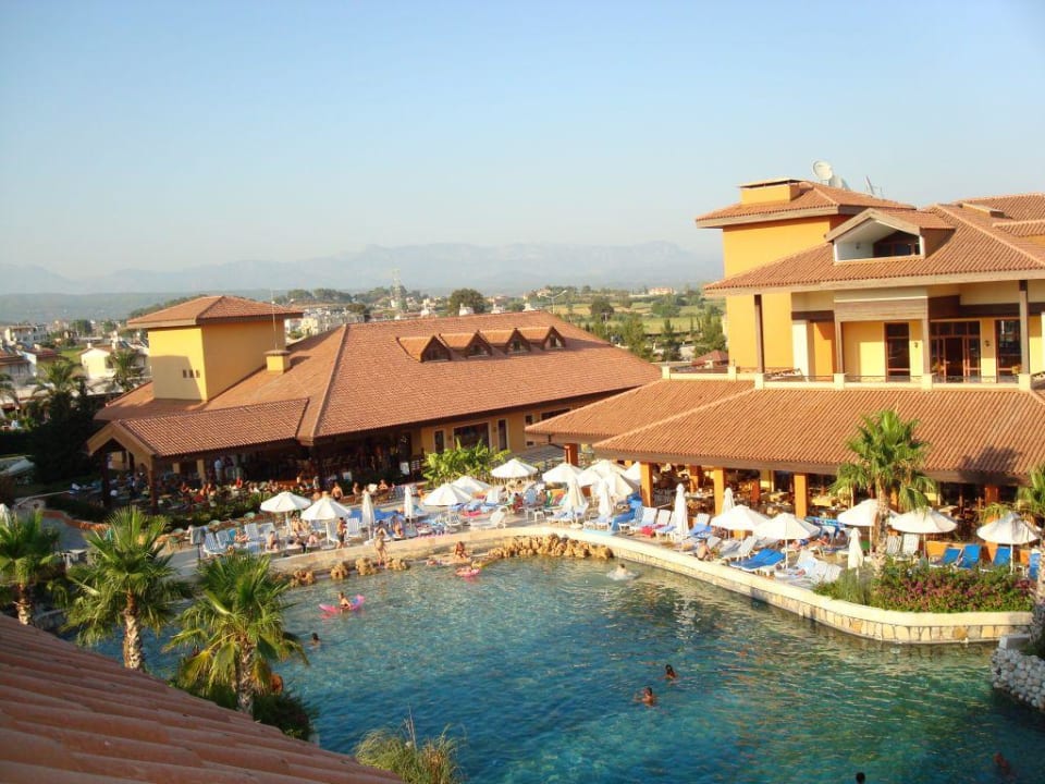 Wavepool und Hauptrestaurant Club Grand Aqua