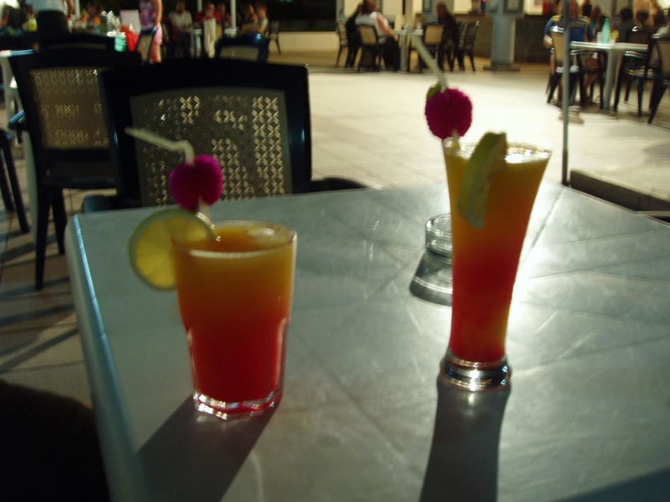 Cocktails (links all in; rechts 3 Dinar) Calimera Yati Beach