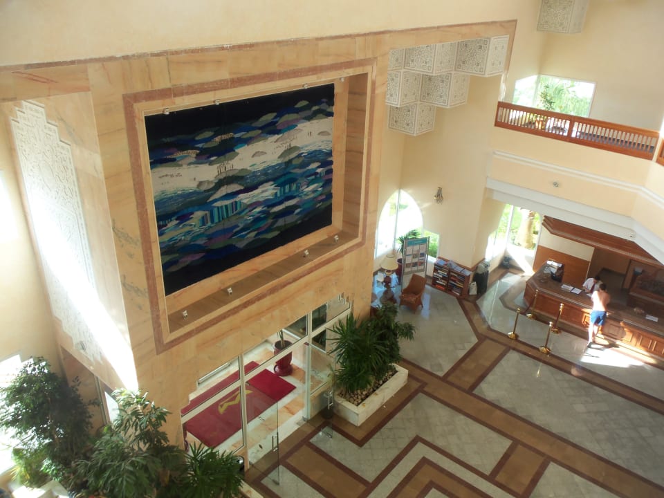 Eine sehr geschmackvolle Halle begrüßt die Gäste Occidental Marco Polo