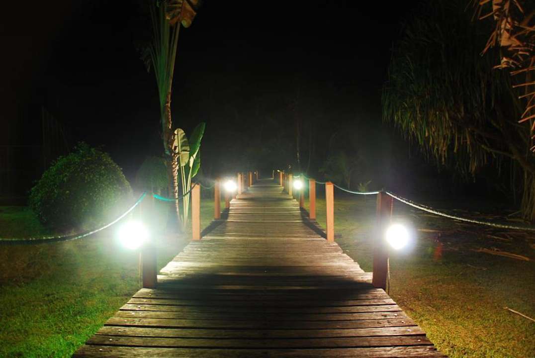 Weg zum Strand bei Nacht Hotel Suerre Caribbean Beach