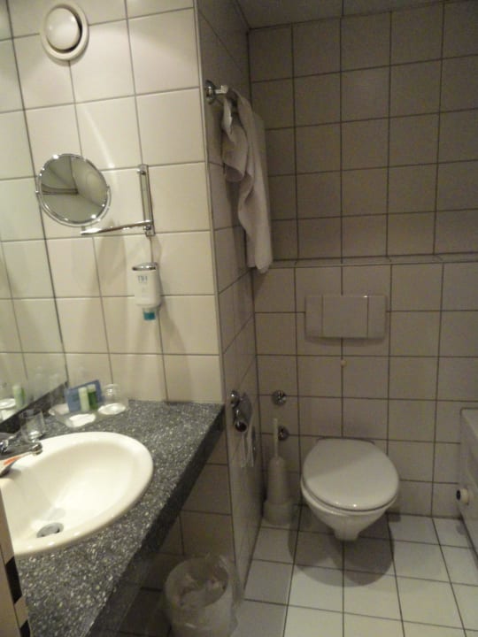 Badezimmer mit Duschwanne Hotel NH Düsseldorf City