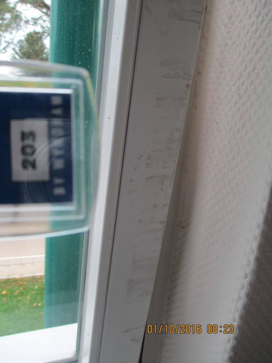 Verschmutzter Fensterrahmen hinter Gardine Strandhotel Ahlbeck