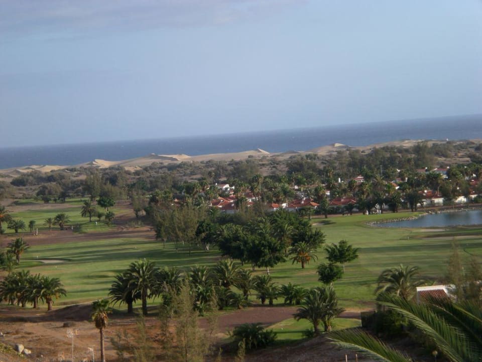 Hinter dem Hotel ist ein Golfplatz Bungalows Vistaflor