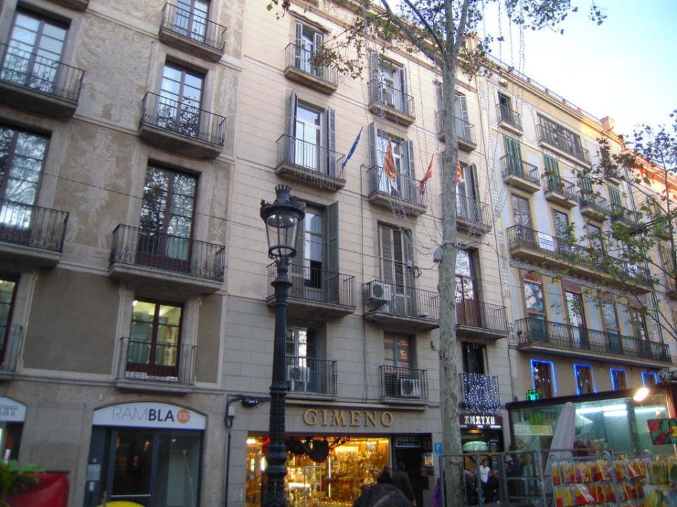 Außenansicht mit Eingang Hostal Boqueria