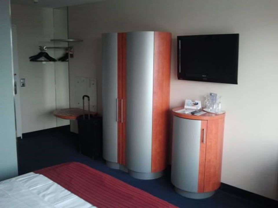 Blick auf Schrank und Flur Nordsee Hotel Fischereihafen